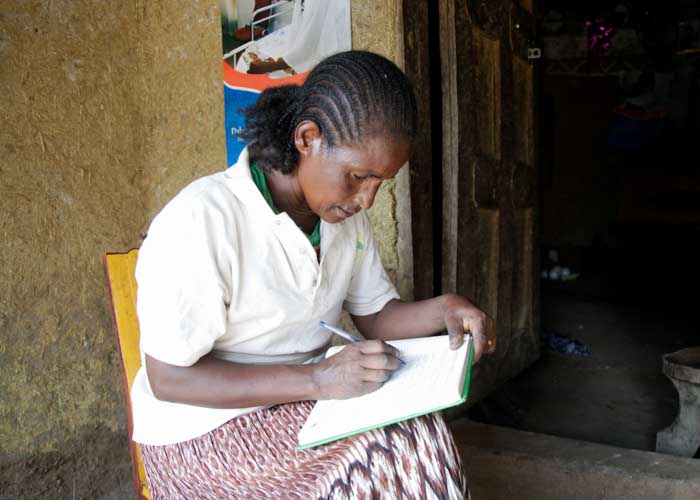 Äthiopische Frau schreibt in ein Buch
