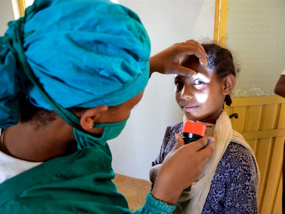 Augen eines jungen äthiopischen Mädchens werden untersucht