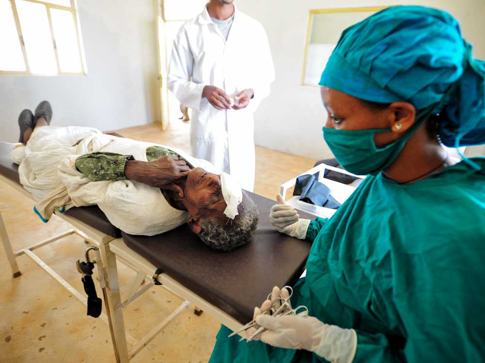 Alte Frau auf Operationstisch in Äthiopien