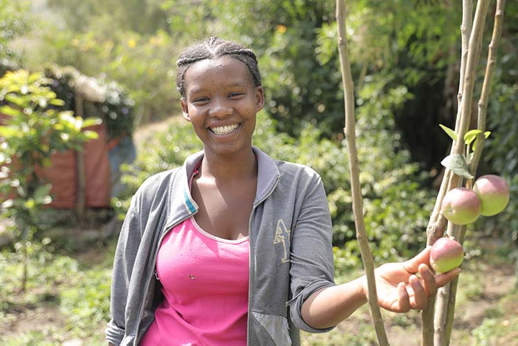 Junge Frau in Äthiopien mit Apfelbaum