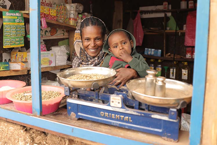 Äthiopische Frau mit ihrem Kleinkind in ihrem eigenen Geschäft