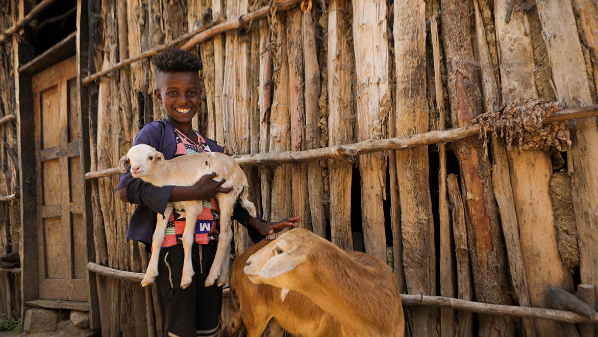 Junge mit Ziegen in Äthiopien