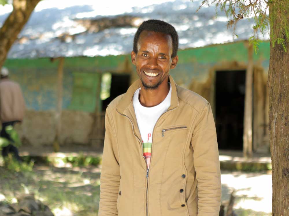 Äthiopischer Schuldirektor steht vor seiner Schule
