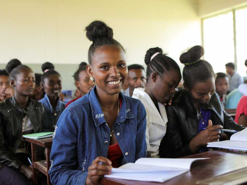 Jugendliche in einer modernen äthiopischen Schule lachen
