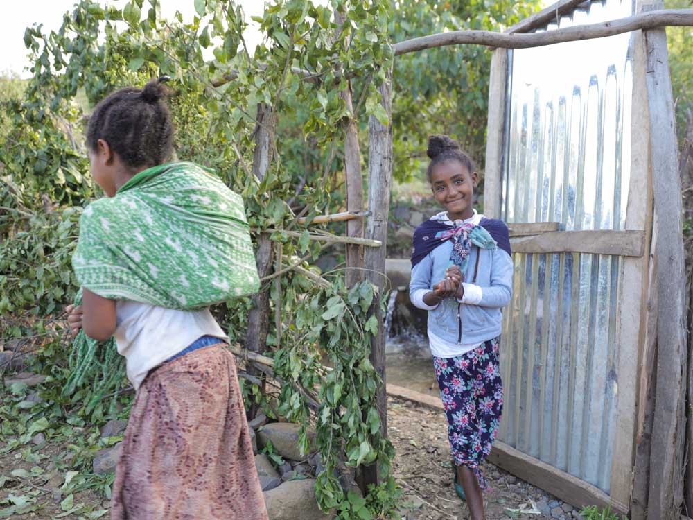 Zwei äthiopische Mädchen verlassen ihr Haus in der Früh