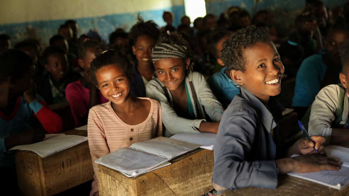 Kinder in einer dunklen äthiopischen Schule lachen
