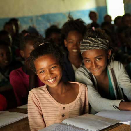 Kinder in einer dunklen äthiopischen Schule lachen