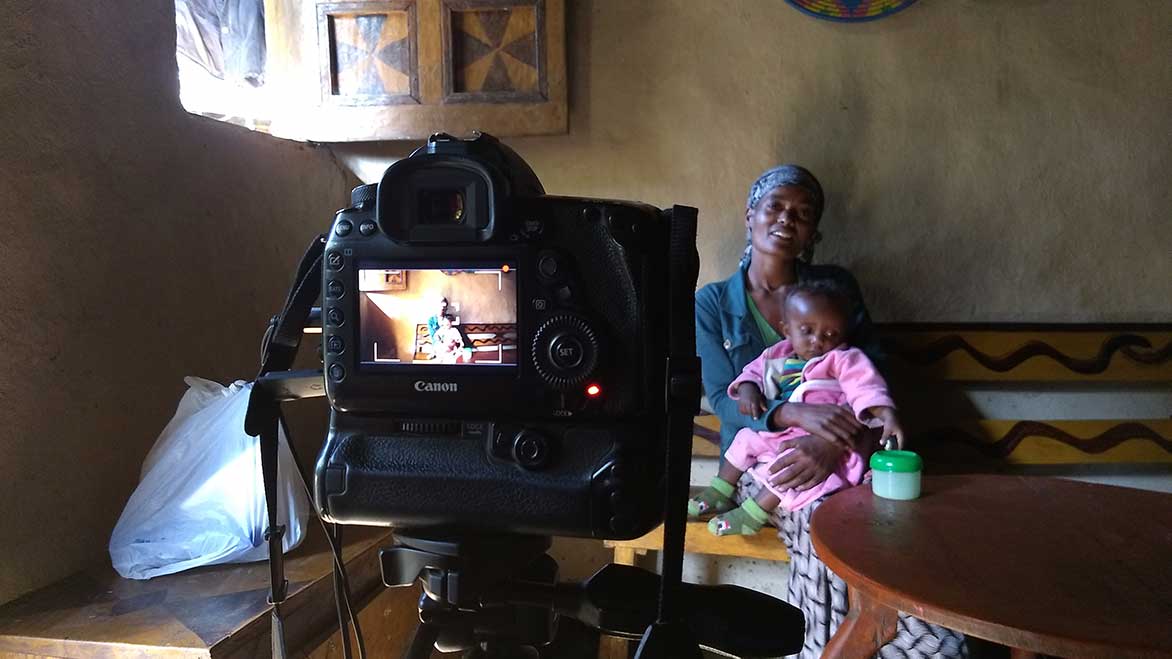 Mutter mit Kind in Äthiopien werden fotografiert