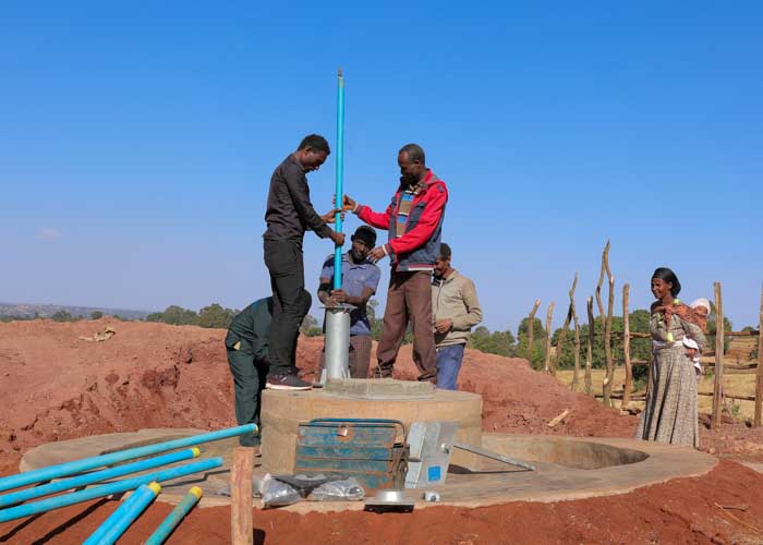 Männer in Äthiopien bauen einen Brunnen