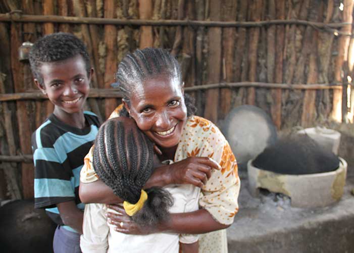 Frau in Äthiopien mit zwei Kindern umarmt ihre Tochter