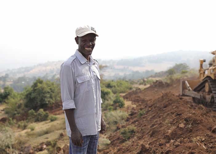 Äthiopischer Mann mit Bulldozer beim Straßenbau
