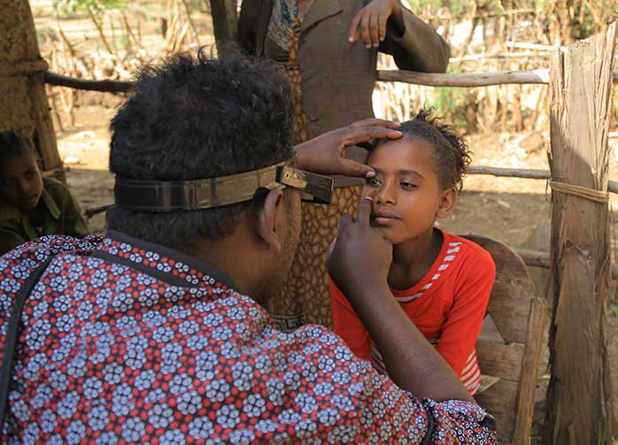 Doktor in Äthiopien untersucht Kind auf Augenkrankheit