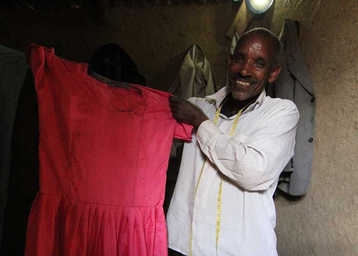 Mann mit selbst hergestelltem Kleid in Äthiopien