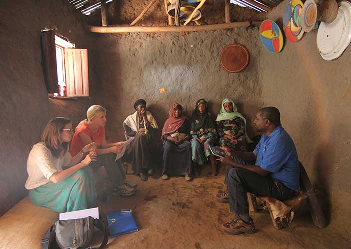 Olivia Rauscher sitzt mit Gruppe in Äthiopien bei Nachhaltigkeitsstudie