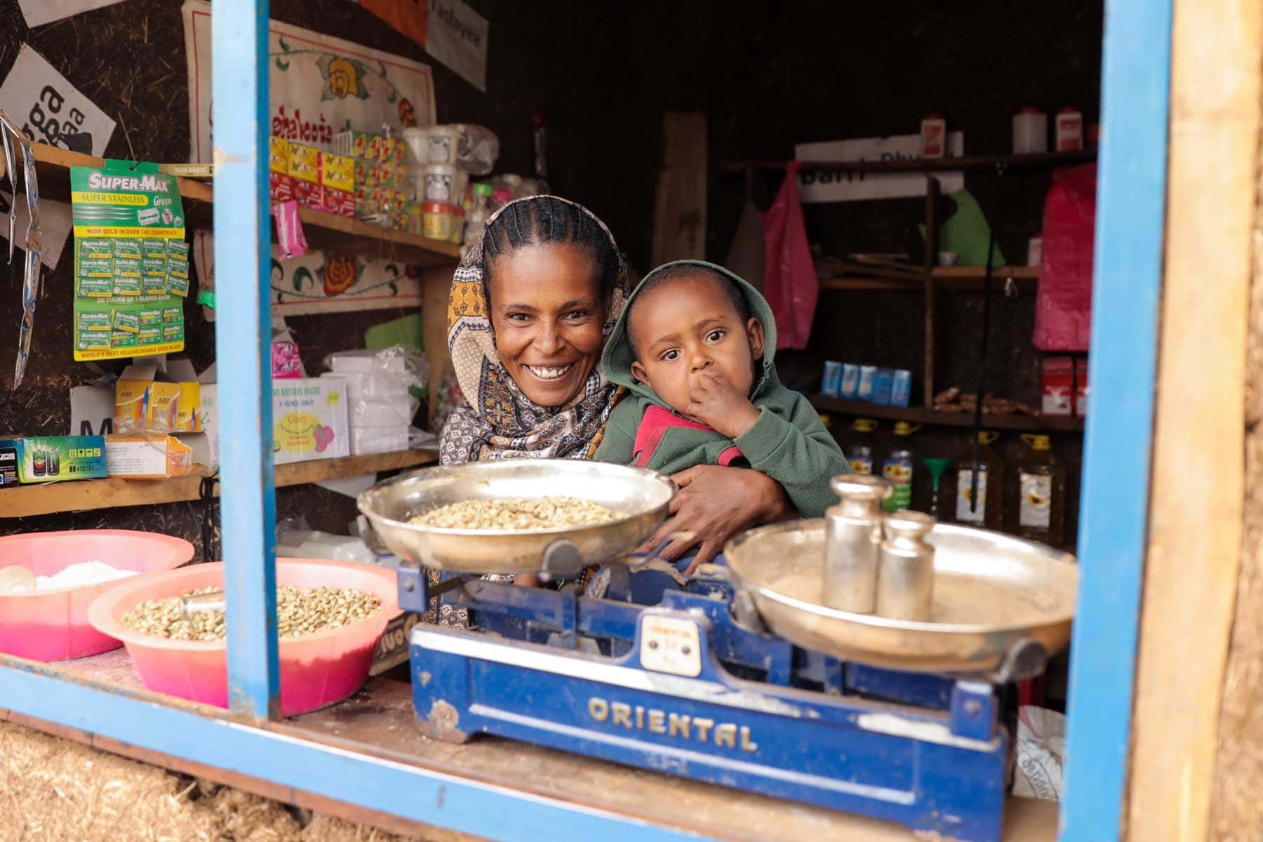 Frau mit Kind in eigenem Geschäft in Äthiopien