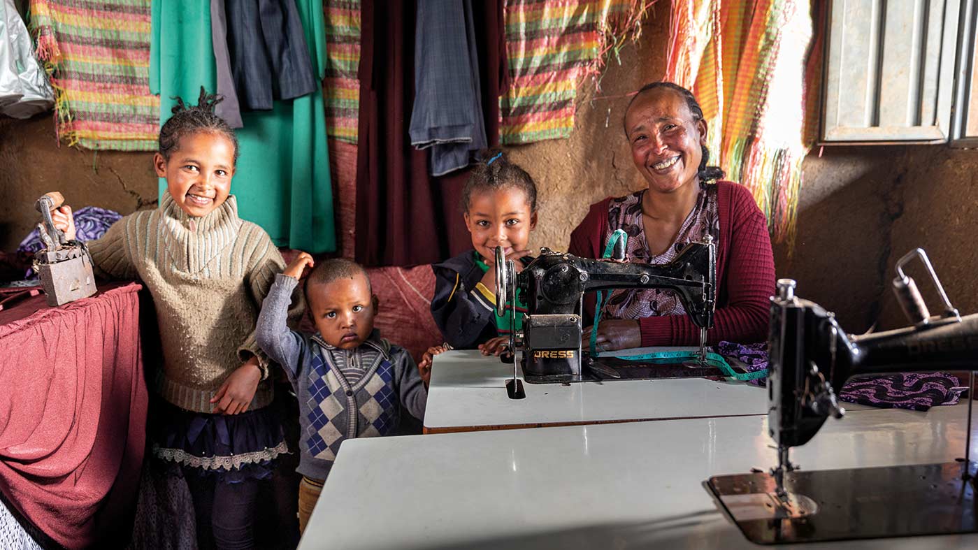 Frau mit ihrem kleinen Kind in ihrem eigenen laden in Äthiopien