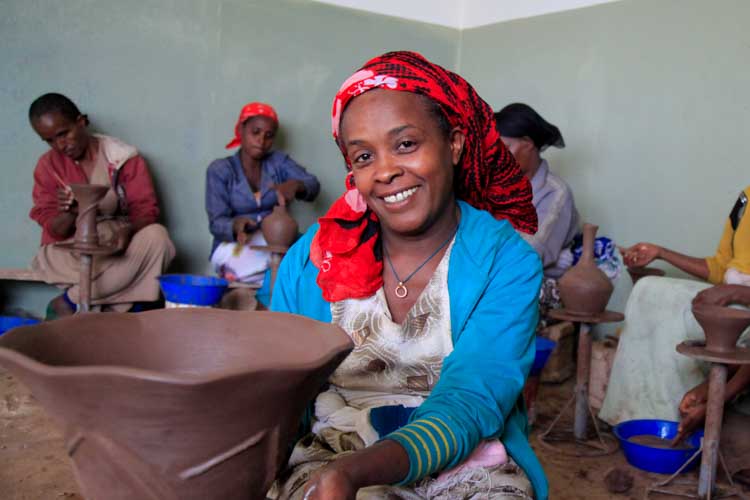 Frauen in Äthiopien töpfern in einem Kurs