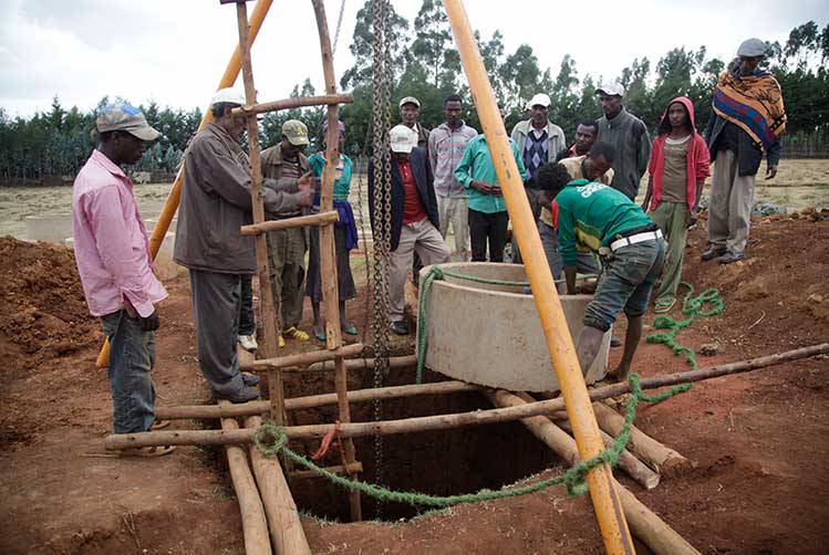 Männer in Äthiopien beim Brunnenbau