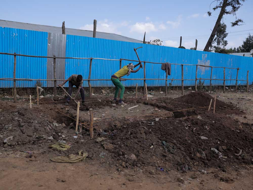 Männer in Äthiopien graben Loch für Wasser Entnahmestelle
