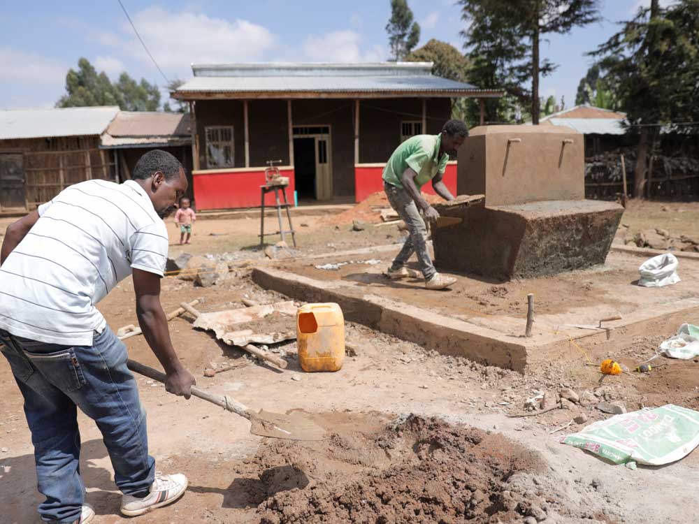 Männer in Äthiopien bauen Wasser Entnahmestellen