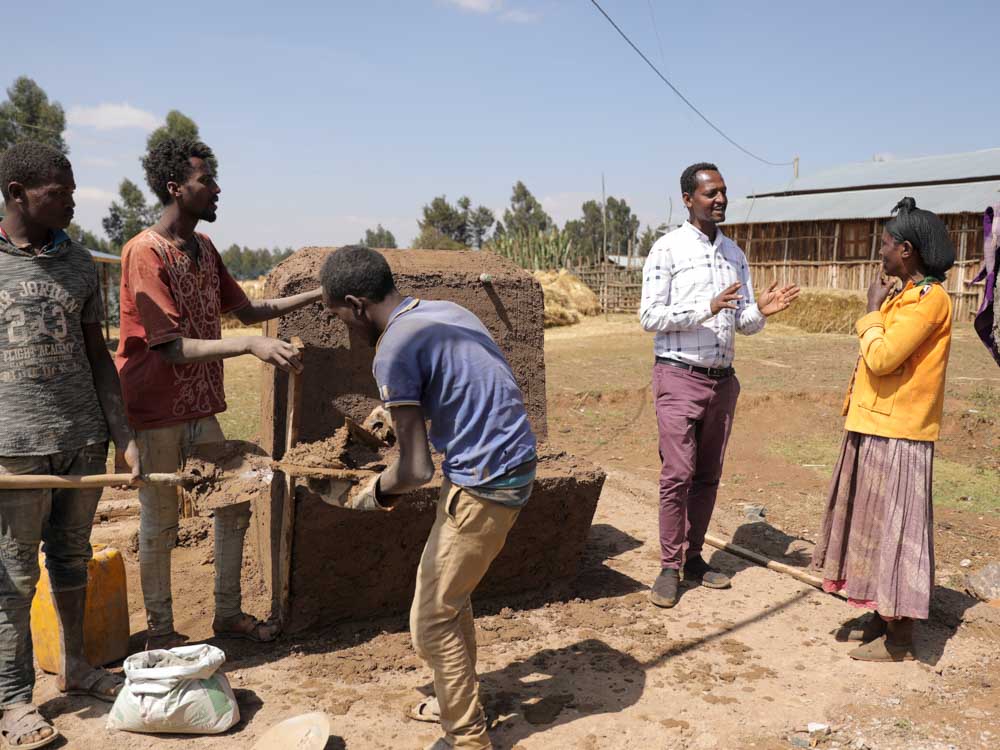 4 Männer und eine Frau stehen bei einer im Bau befindlichen Wasser Entnahmestelle