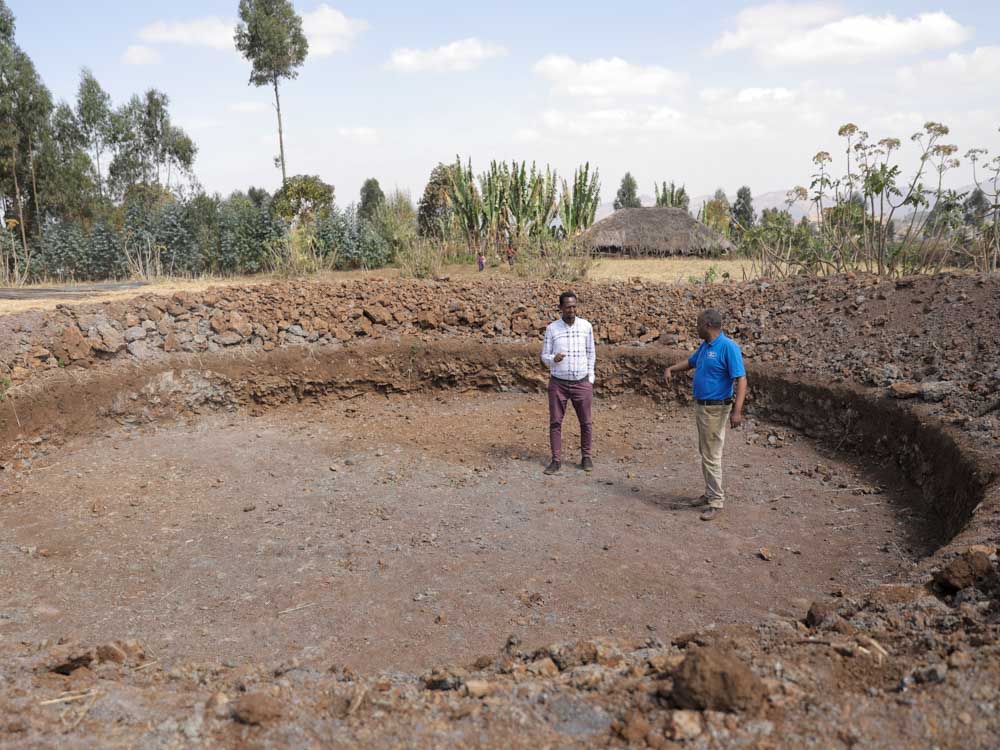 Zwei Männer stehen in ausgehobener Grube in Äthiopien