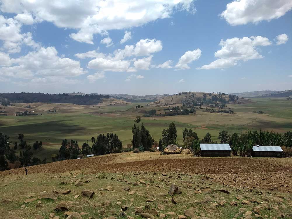 Blick auf hügelige Landschaft in Äthiopien