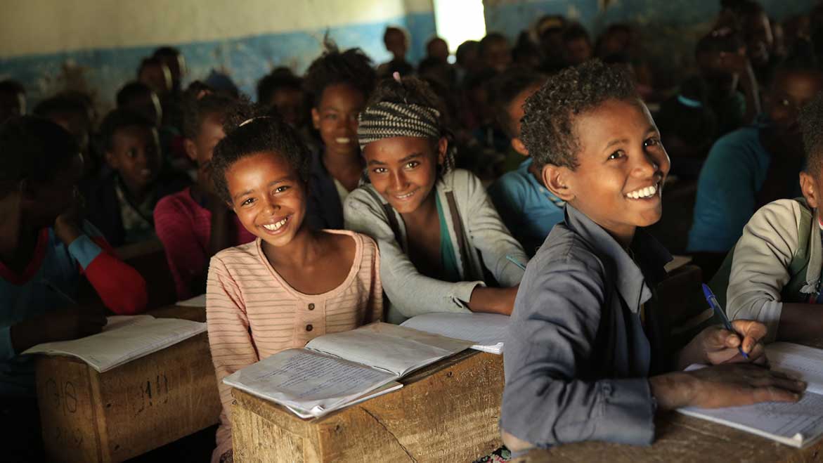 Junge Kindern in neuer Schule in Äthiopien beim Unterricht