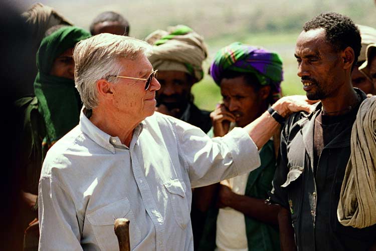 Karlheinz Böhm mit Hand auf Schulter von Mann in Äthiopien