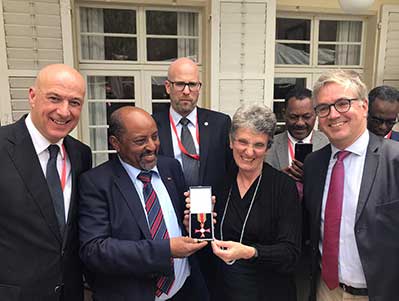 Berhanu Negussie Landesrepräsentant von Menschen für Menschen in Äthiopien erhält das Verdienstkreuz